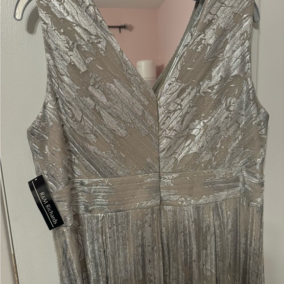 R&M Richards Women's Long Length Sleeveless Metallic Printed Gown - Picture 2 of 8
